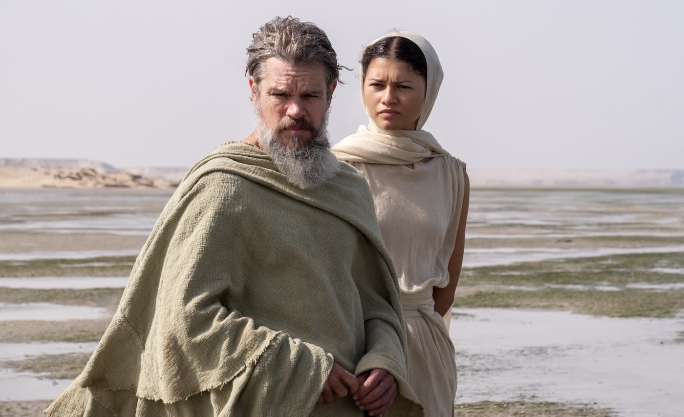 Yolculuktan yıpranmış Odysseus ve arkasında onu izleyen Athena — The Odyssey (2026) filminden bir kare