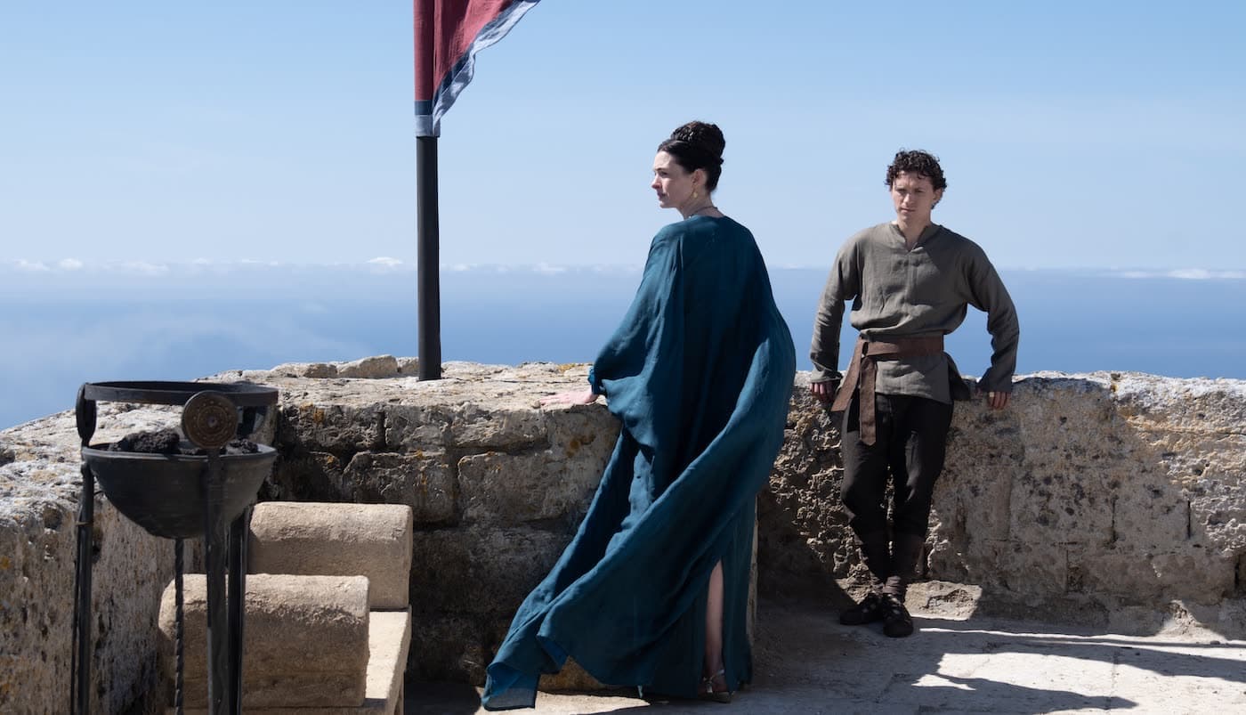 Anne Hathaway Penelope, Tom Holland Telemakhos rolünde — The Odyssey (2026) filminden bir kare