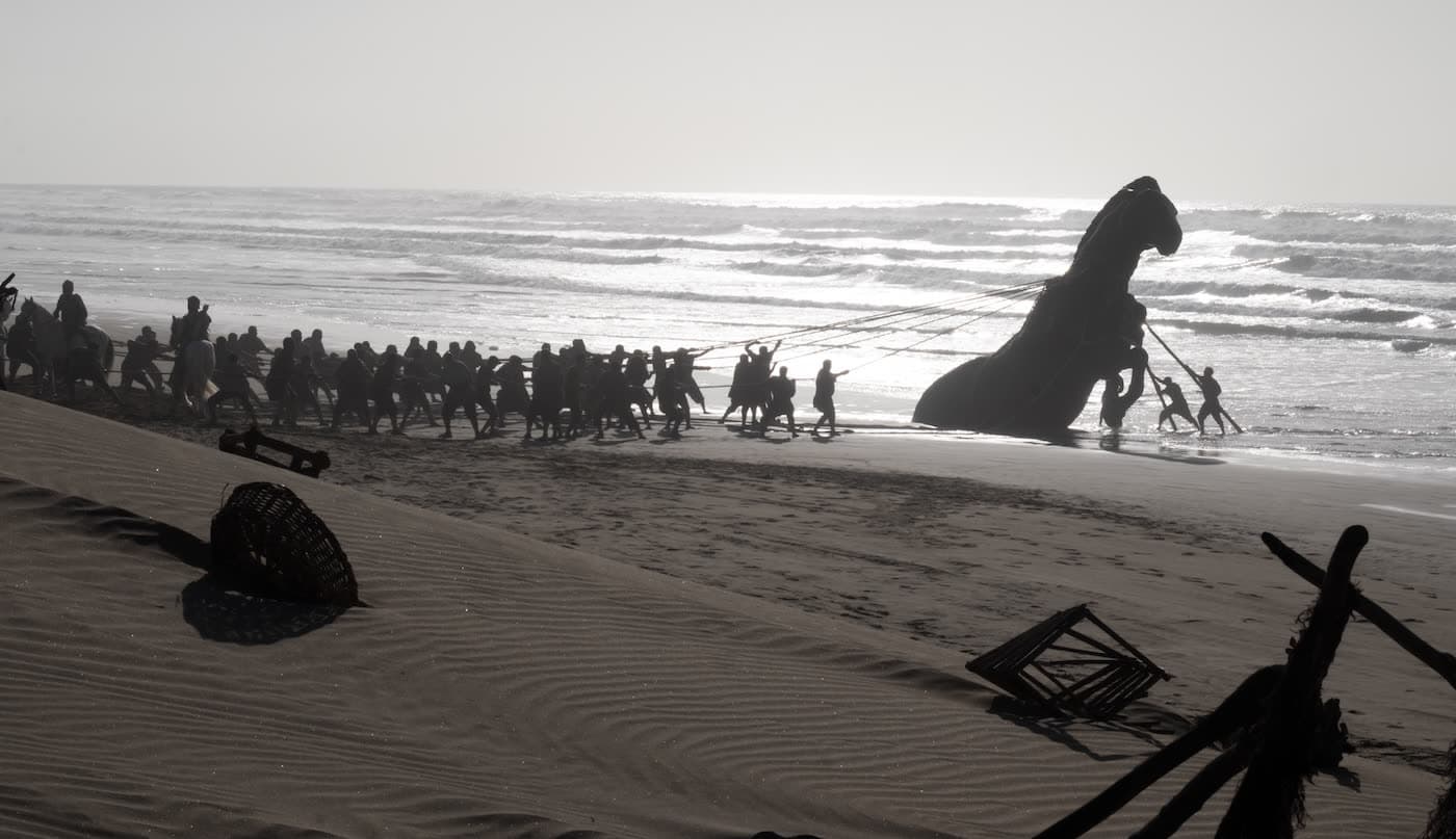 Truva Atı kıyıya çekiliyor — The Odyssey (2026) filminden bir kare