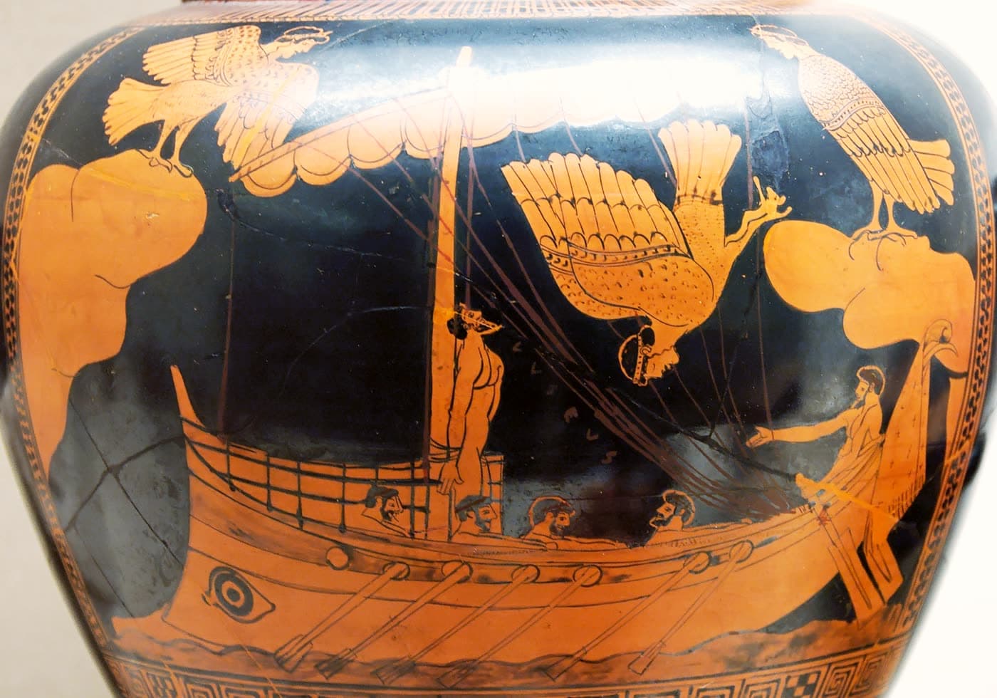 Siren Vazosu — Odysseus direğe bağlı, tayfa küreklerde, bir siren geminin üzerine dalıyor